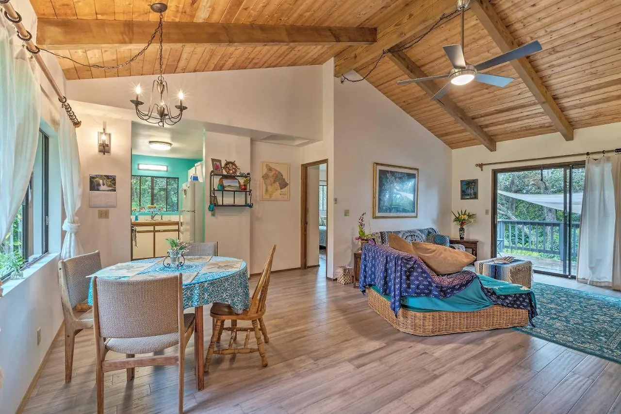 Peaceful Abode With Deck, 13 Mi To Black Sand Beach! Naalehu