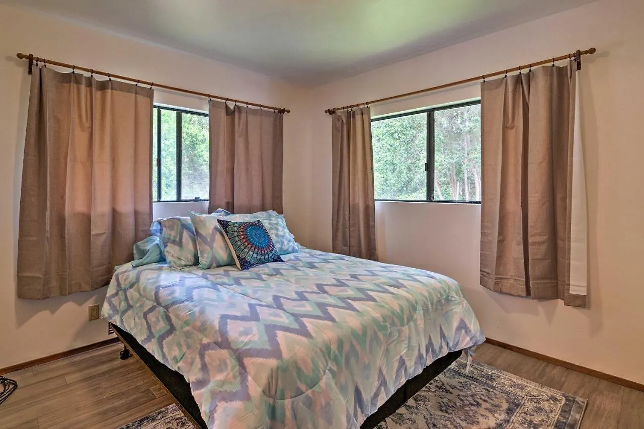 Peaceful Abode With Deck, 13 Mi To Black Sand Beach! Naalehu