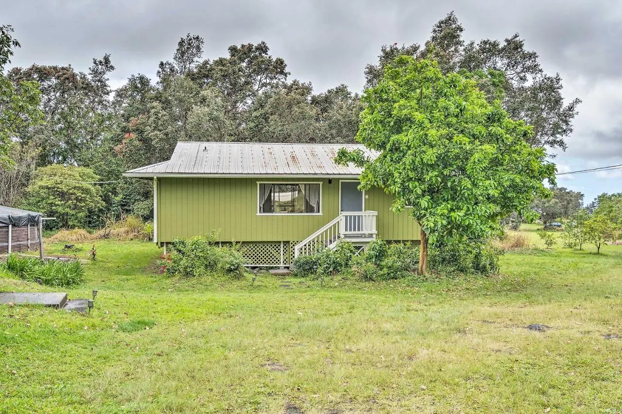 Holiday home Peaceful Abode With Deck, 13 Mi To Black Sand Beach! Naalehu