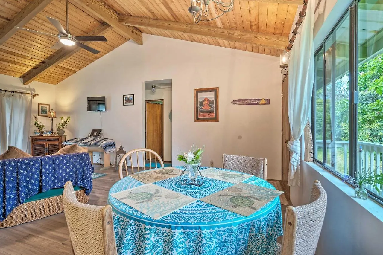 Peaceful Abode With Deck, 13 Mi To Black Sand Beach! Naalehu Holiday home