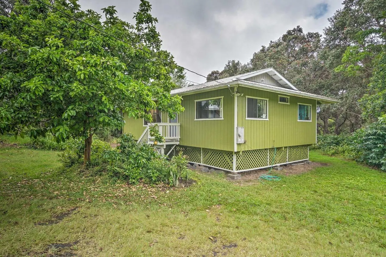 Peaceful Abode With Deck, 13 Mi To Black Sand Beach! Naalehu Σπίτι διακοπών