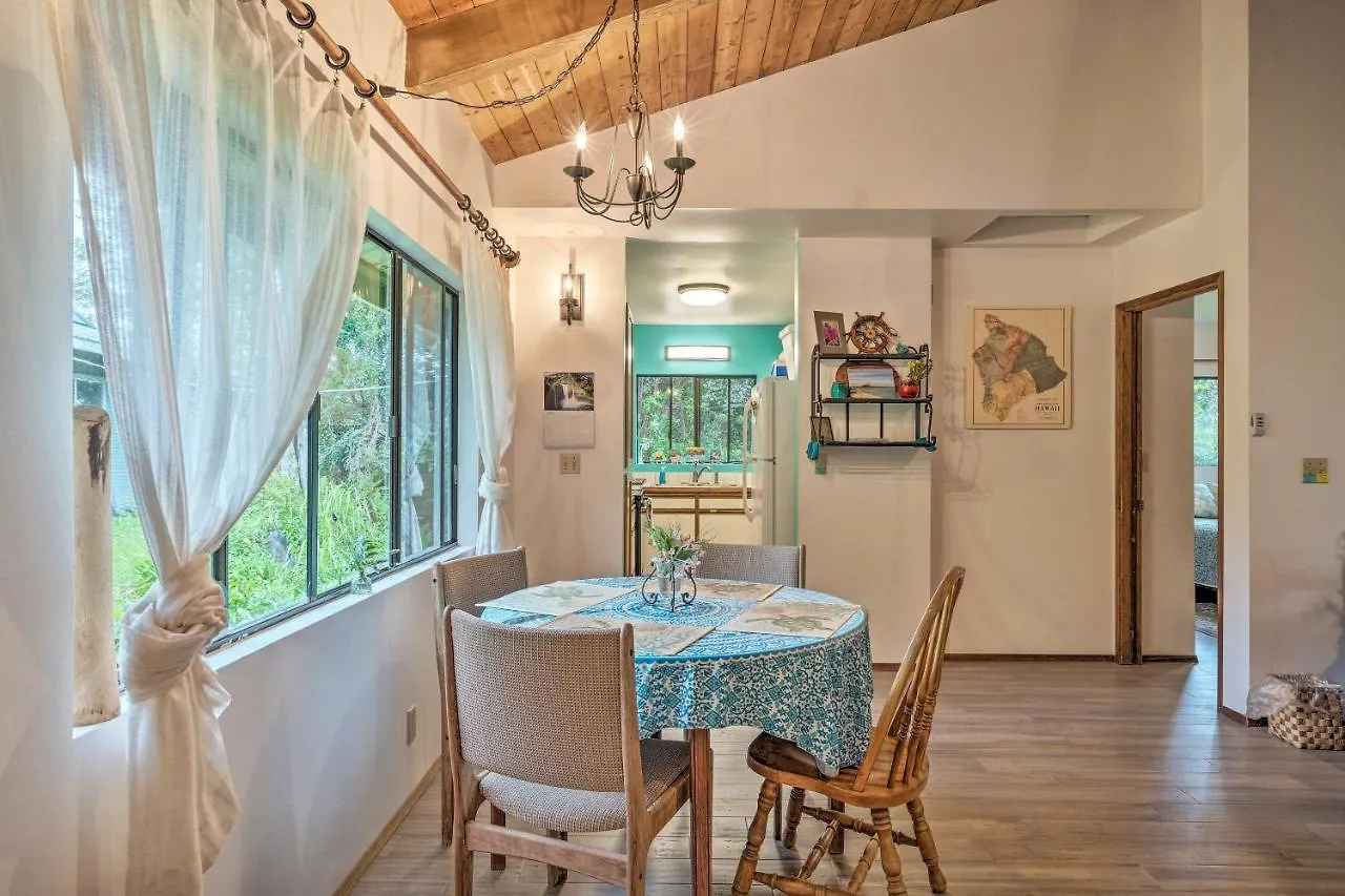 Peaceful Abode With Deck, 13 Mi To Black Sand Beach! Naalehu