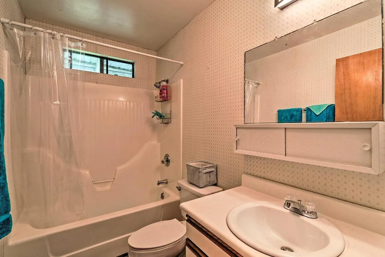 Peaceful Abode With Deck, 13 Mi To Black Sand Beach! Naalehu 0*,  Verenigde Staten