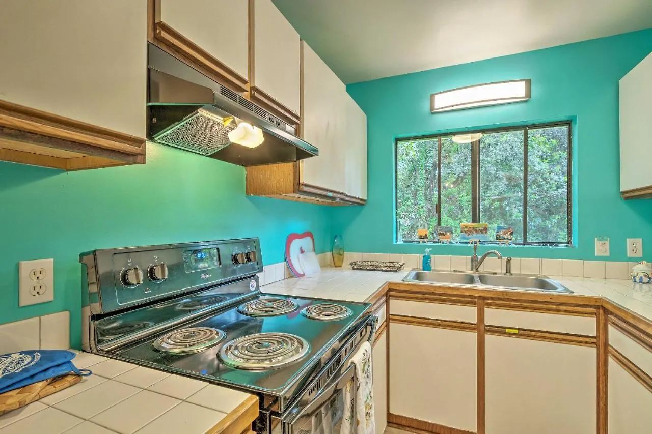 Peaceful Abode With Deck, 13 Mi To Black Sand Beach! Naalehu