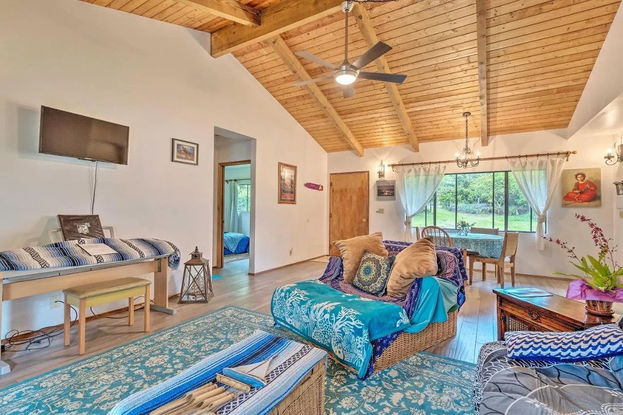 Peaceful Abode With Deck, 13 Mi To Black Sand Beach! Naalehu Σπίτι διακοπών