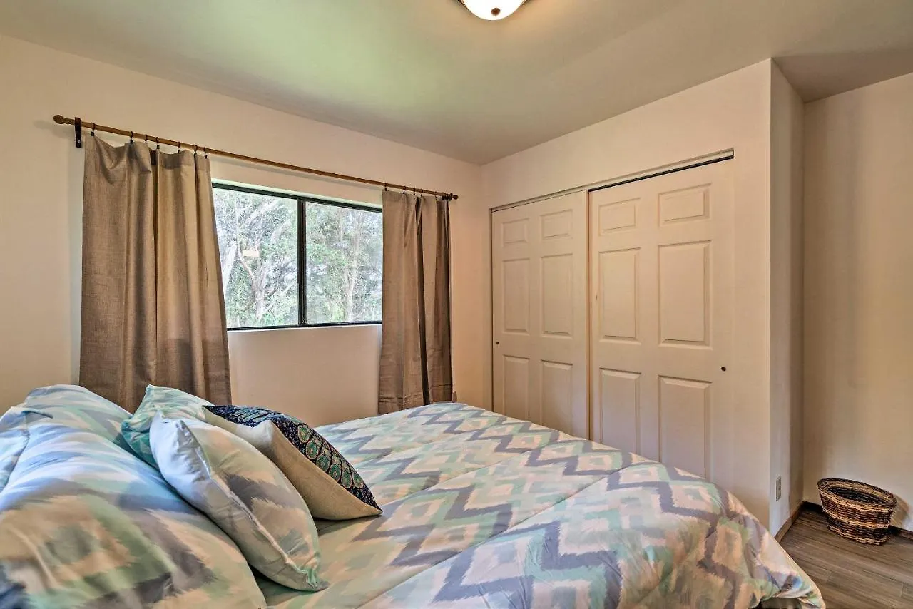 Peaceful Abode With Deck, 13 Mi To Black Sand Beach! Naalehu 0*,  Ηνωμένες Πολιτείες της Αμερικής