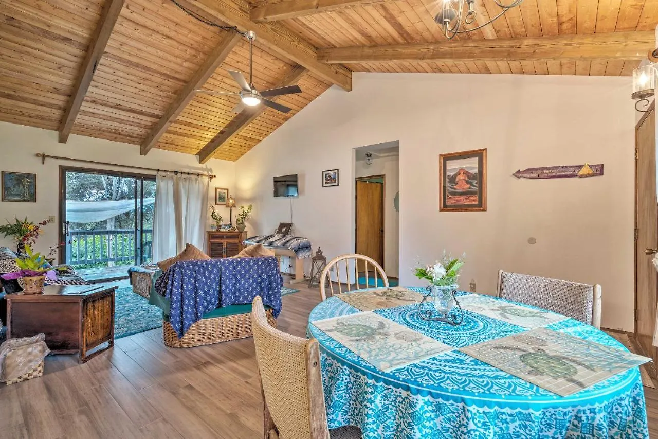 Peaceful Abode With Deck, 13 Mi To Black Sand Beach! Naalehu Vakantiehuis